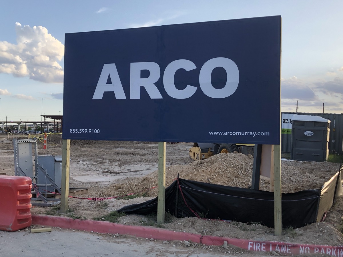 Construction site sign installation Houston TX — ARCO